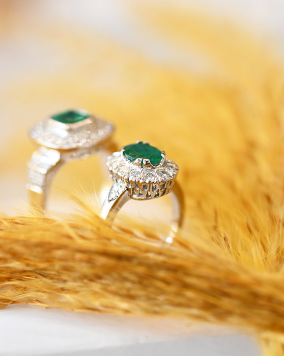 Ring 18ct White Gold with Diamonds and an Emerald SAVVIDIS (No 52)