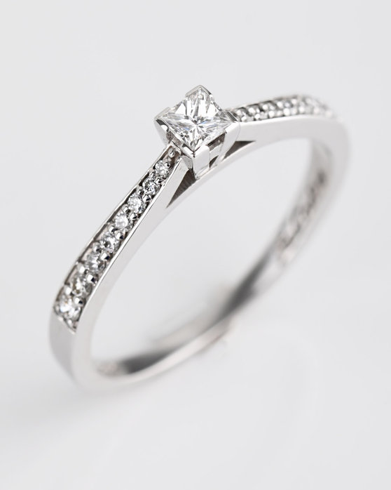 Μονόπετρο δαχτυλίδι FaCad'oro από λευκόχρυσο 18K με διαμάντι και ζαφείρι (Νο 55)