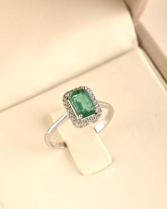 Ring SAVVIDIS 18ct White Gold with Diamonds and Emerald (No 52)